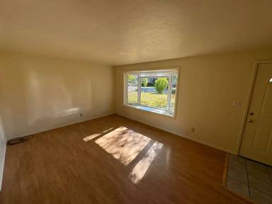Main picture of 835 SE Bridgeway Ave