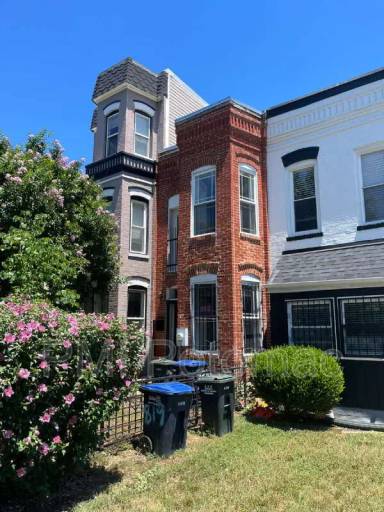 Main picture of 821 12th St NE