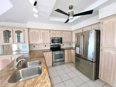 Main picture of 610 Lake View Dr
