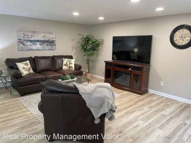 Main picture of 28 N Aurora Rd