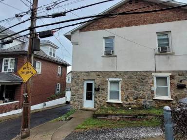 Main picture of 915 E 7th St