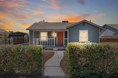 Main picture of 805 W Grove Ave