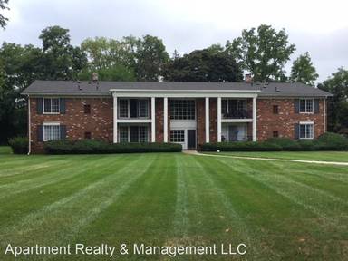 Main picture of 490 Fox Hills Dr N