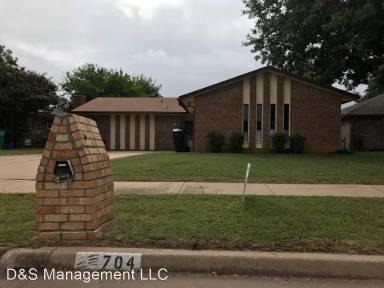 Main picture of 704 Wandering Way