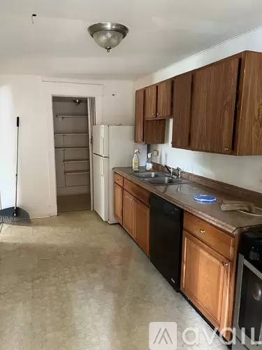 Main picture of 35 Ten Broeck St