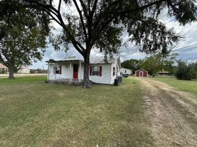 Main picture of 917 FM 247 Rd