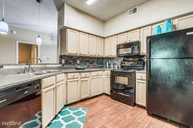 Main picture of 411 W 7th St