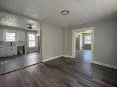 Main picture of 2132 W 100th St