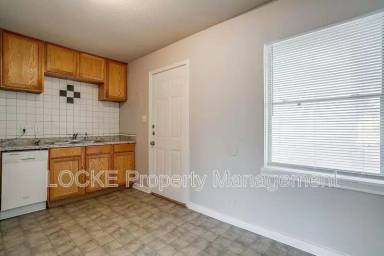 Main picture of 3417 S University Dr