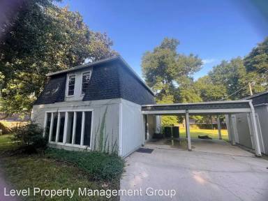 Main picture of 104 Sandlewood Cir N