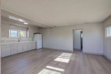 Main picture of 304 W Spruce Ave
