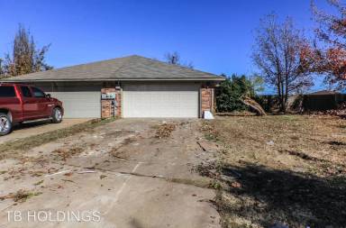 Main picture of 601 NW 121st Ter