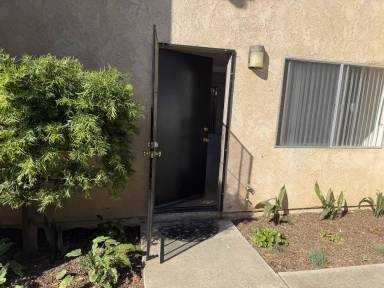 Main picture of 2477 Elden Ave