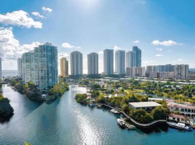 Main picture of Parque Towers Condo