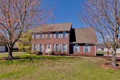 Main picture of 104 Spearpoint Ln