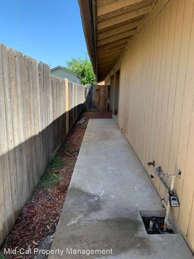 Main picture of 1526 N Oak Park St