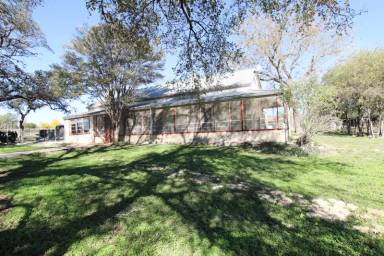Main picture of 8811 FM 471 N