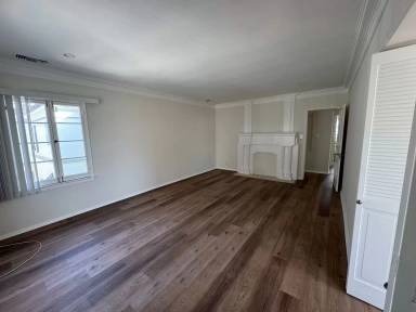 Main picture of 5318 1/2 Packard St