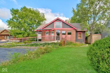 Main picture of 2210 E 10th St