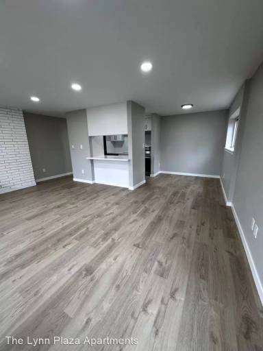 Main picture of 2301 W Lynn St