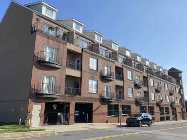Main picture of 360 S Elm St