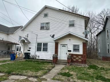 Main picture of 904 W Main St