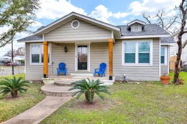 Main picture of 2257 W Woodlawn Ave