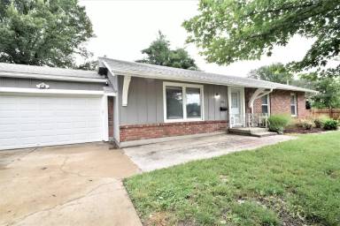 Main picture of 9916 E 85th St