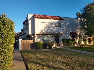 Main picture of 1204 E Lawrence Ln