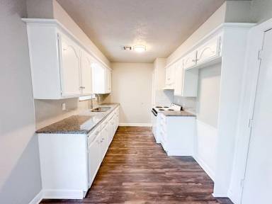 Main picture of 320 E Hillcrest Ln