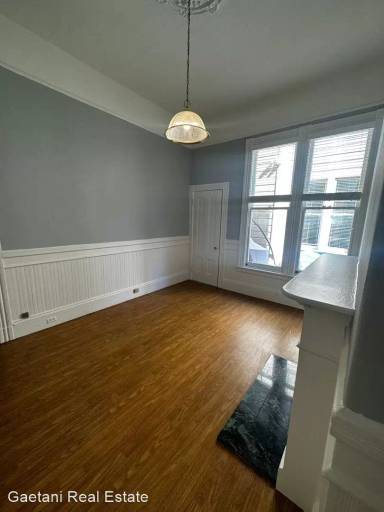 Main picture of 1919 Greenwich St