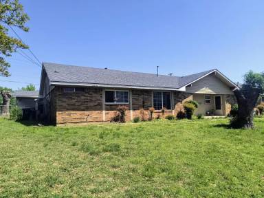 Main picture of 2500 Bowling Green St