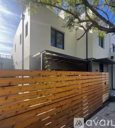 Main picture of 732 Bond Ave