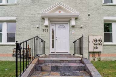 Main picture of 303 Seaton Pl NE