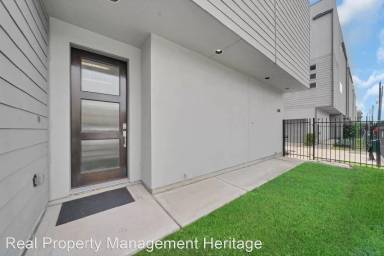 Main picture of 2384 Commerce St
