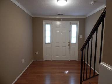 Main picture of 23 S Floyd St
