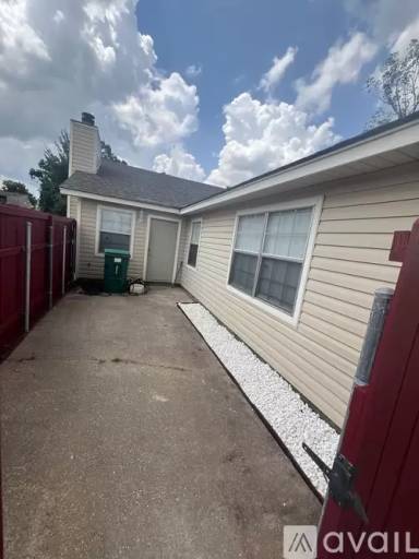 Main picture of 104 Elmhurst Cir