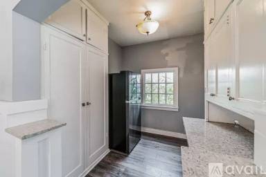 Main picture of 496 Crestlake Dr