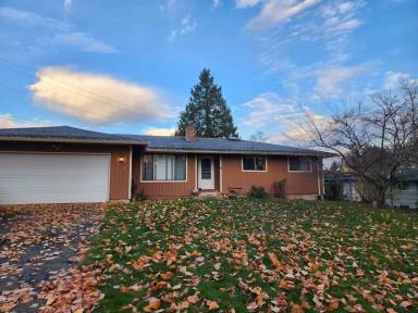 Main picture of 2940 W Maplewood Ave