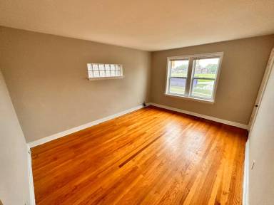 Main picture of 4954 Kemper Ave