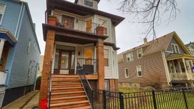 Main picture of 1736 W Summerdale Ave