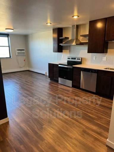 Main picture of 202 E Greenfield Ln