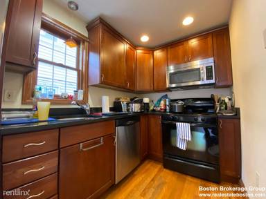 Main picture of 241 W 3rd St