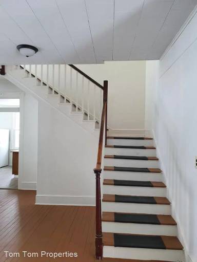 Main picture of 115 W High St