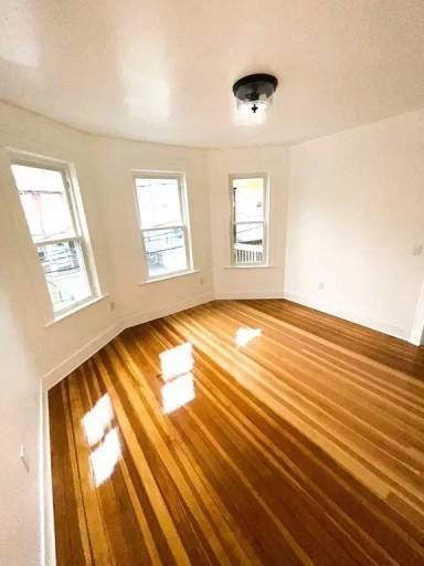 Main picture of 11 Colonial Ave