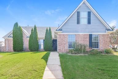 Main picture of 8104 Manhatten Dr