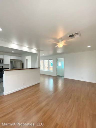 Main picture of 2757 Lakeside Dr