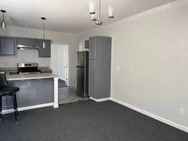 Main picture of 400 Saxon St