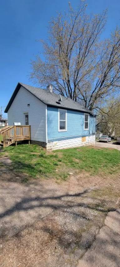 Main picture of 1110-12 1/2 E 11th St