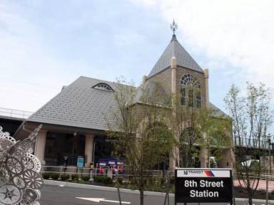 Main picture of 11 W 8th St